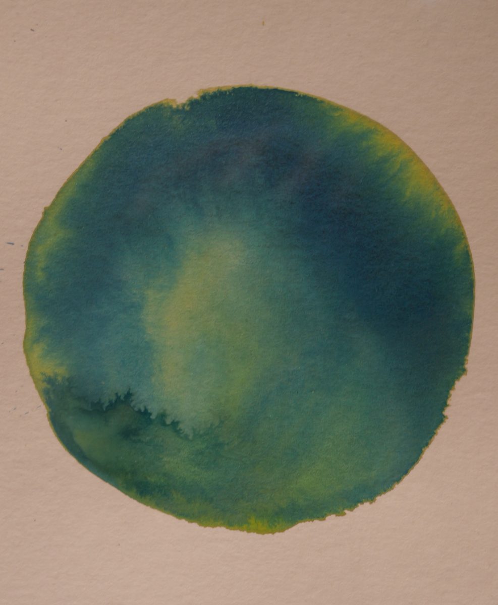 Rundes Aquarell in Blaugrün mit gelbem Rand, Detail aus der Ausstellung
