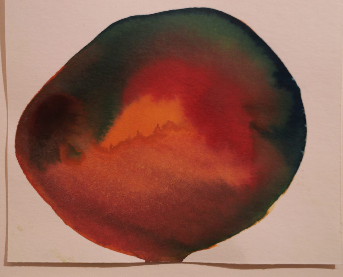 Rundes Aquarell in Rot, Orange und Dunkelgrün, Detail aus der Ausstellung